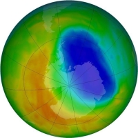 صورة ملونة للأوزون الكلي فوق القطب الجنوبي نشرتها وكالة ناسا في 24 أكتوبر 2012- رويترز