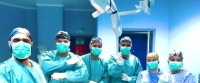 فريق جراحة وحدة المفاصل والمناظير بمستشفى الأمير متعب بن عبدالعزيز بسكاكا أثناء أحد العمليات- حساب صحة الجوف على تويتر