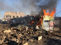 مبنى يحترق في موقع تعرض للقصف من القوات الروسية بأوكرانيا- رويترز