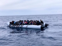 مهاجرون على متن زورق مطاطي قبالة سواحل ليبيا - رويترز