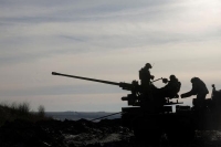يستعد أفراد الجيش الأوكراني لإطلاق سلاح مضاد للطائرات - رويترز