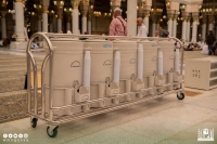 تأمين عربات متنقلة لحافظات ماء زمزم مع سهولة نقلها داخل المسجد النبوي- حساب وكالة شؤون المسجد النبوي على تويتر 