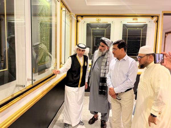وزير الشؤون الدينية الباكستاني يزور مجمع كسوة الكعبة المشرفة