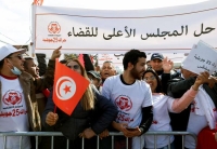 تظاهرة مؤيدة لقيس سعيد بعد حل مجلس القضاء التونسي - رويترز