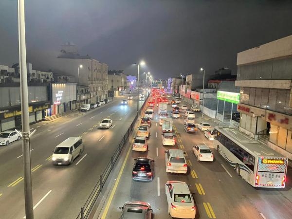 عاجل/ بالفيديو.. حادث تصادم يعرقل حركة السير على «طريق الملك فهد» بالدمام