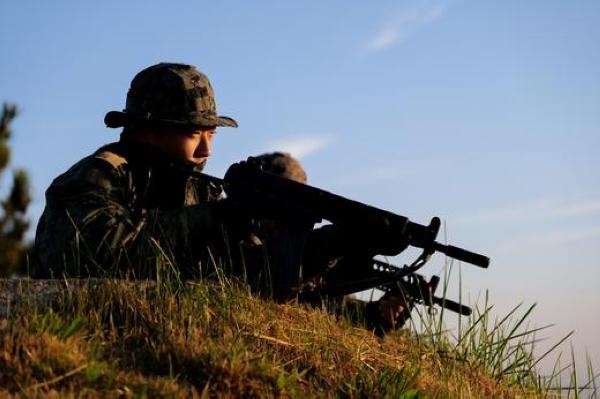أعضاء من القوات الخاصة الأمريكية وكوريا الجنوبية يشاركون في مناورة عسكرية مشتركة - رويترز
