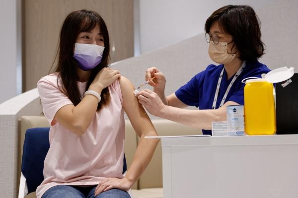 تلقى جرعة من لقاح فيروس كورونا ثنائي في عيادة خاصة في هونج كونج- رويترز