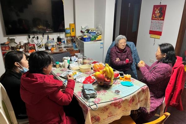 التفكير في عدم الإنجاب بسبب كورونا يسود حوار الأسر الصينية- رويترز