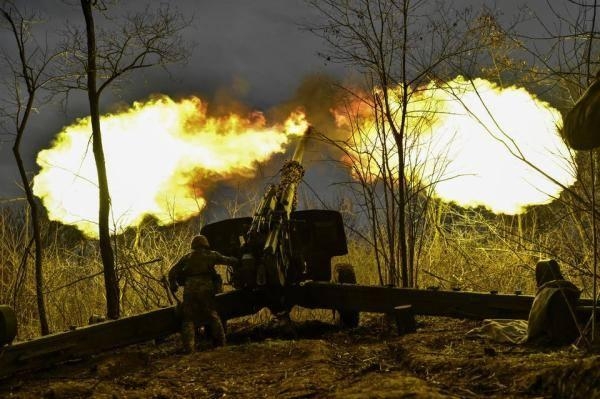 نيران المدفعية تطلق الصواريخ على سوليدار الأوكرانية - رويترز