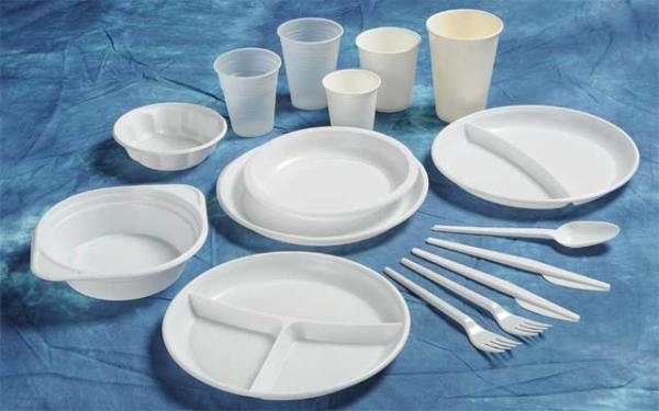 بريطانيا تعلن حظر أدوات المائدة البلاستيكية.. اعرف أنواعها والسبب