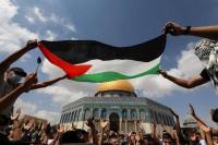 فلسطينيون في وقفة احتجاجية بمحيط المسجد الأقصى- رويترز