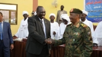 رئيس مجلس السيادة السوداني يصافح والي النيل الأزرق - اليوم