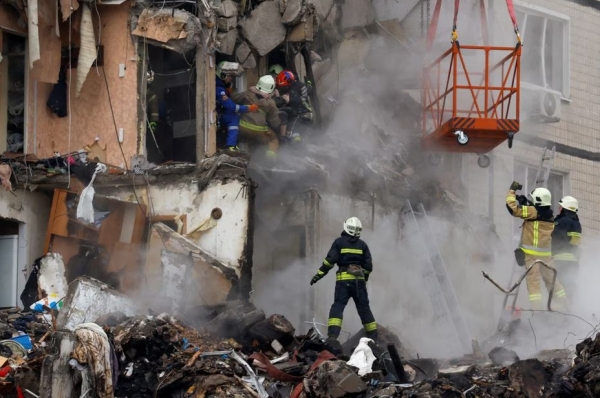 أوكرانيا.. آمال ضئيلة في المزيد من الناجين من قصف مبنى دنيبرو