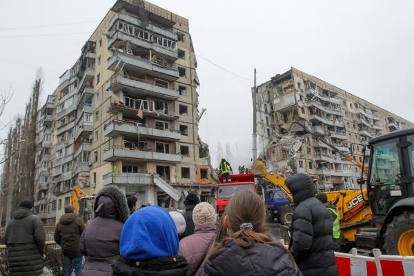 هجوم صاروخي .. 35 شخصًا يلقون حتفهم في انهيار مبنى وسط أوكرانيا