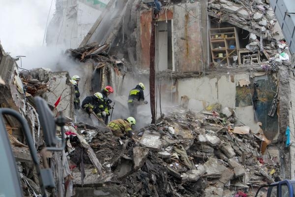 الهجوم على المبنى السكني في دنيبرو يعد هو الأخطر من بين عدة هجمات وقعت يوم السبت - د ب أ