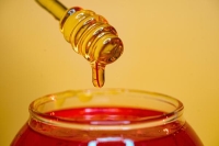 "الغذاء والدواء" توضح حقيقة تمييز العسل الطبيعي بـ"النشا"