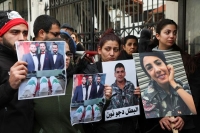 أقارب لضحايا انفجار المرفأ أمام قصر العدل في بيروت - رويترز