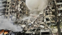 انتشال 40 جثة من أسفل مبنى سكني في أوكرانيا انهار في قصف روسي - رويترز