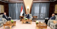 رئيس المجلس الرئاسي اليمني يستقبل مسؤول بمنظمة 