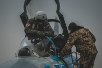 أحد الطيارين الأوكران يجهز طائرته الحربية للإقلاع- الحساب الرسمي للقوات الجوية لأوكرانيا على تويتر