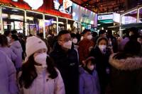 زوار يحتشدون في مجمع تسوق عشية رأس السنة الجديدة في بكين - رويترز