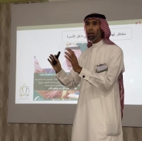 المدرب الدكتور عبد المنعم الحسين خلال الدورة التدريبية - اليوم