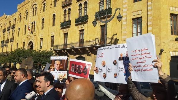 محتجون خارج مبنى البرلمان اللبناني بالتزامن مع جلسة انتخاب الرئيس - اليوم