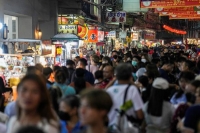 صينيون يتسوقون قبل احتفالات رأس السنة القمرية الجديدة - رويترز