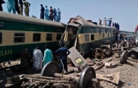 باكستان.. إصابة 8 أشخاص في حادث قطار تعرض لهجوم بالقنابل