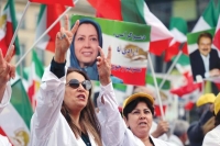مناصرو المقاومة يرفعون صورة الرئيسة الإيرانية المنتخبة مريم رجوي - اليوم