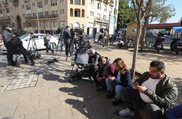 وسائل الإعلام قرب البرلمان اللبناني الذي يعتصم بداخله نواب مستقلون - رويترز