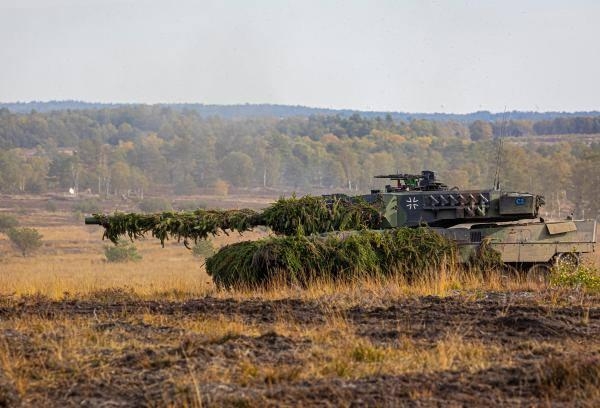 دبابة قتال رئيسية من طراز ليوبارد 2 في تدريب الجيش الأوكراني- د ب أ