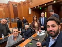 نواب لبنانيون يتضامنون مع زملائهم المعتصمين داخل البرلمان - رويترز
