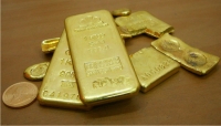 الذهب يتراجع مع صعود الدولار.. مع تحقيقه مكاسب للأسبوع الخامس
