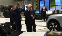 بوتين خلال زيارته إلى أحد مصانع السلاح في سان بطرسبرج - رويترز
