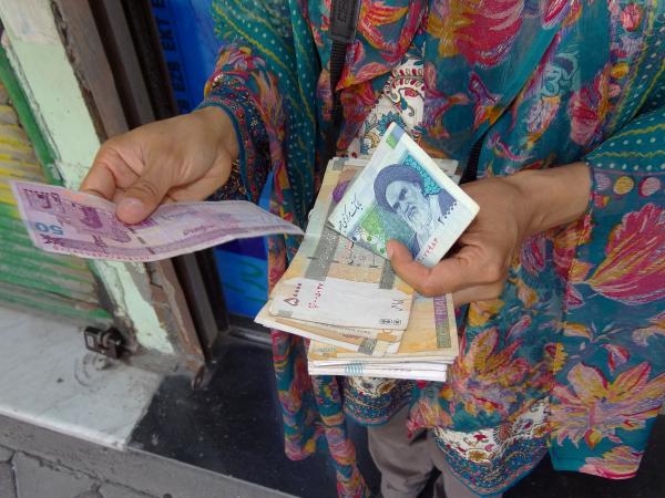 الدولار يصل إلى 447 ألف ريال في السوق الإيرانية - مشاع إبداعي