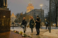 تجنبًا للاعتقال.. "نيويورك تايمز": "الزهور" سلاح المعارضين الروس في الحرب