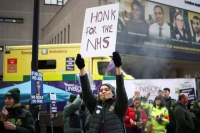 إضرابات واسعة للعاملين بالصحة.. ماذا يحدث في بريطانيا؟
