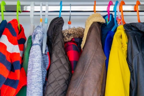 تنسيق الملابس الشتوية جيدًا يوفر مساحة في الخزانة - مشاع إبداعي