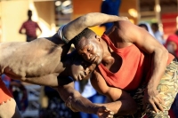 مباراة مصارعة سودانية في منافسة ودية بملعب الحاج يوسف في الخرطوم - رويترز