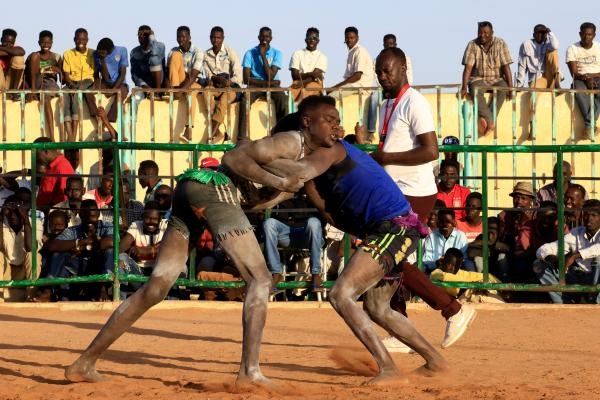 تحظى مصارعة النوبة بشعبية كبيرة في السودان - رويترز