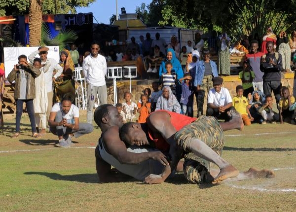 منافسة ودية بين أندية مختلفة في حديقة مقران بالخرطوم - رويترز 