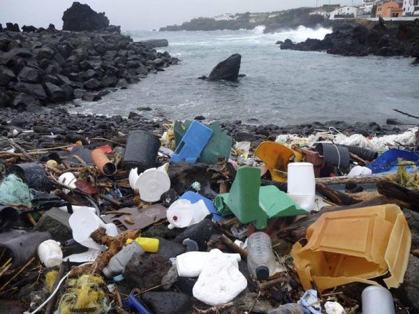 محاولة لإنقاذ المحيطات من تجمع النفايات البلاستيكية - رويترز