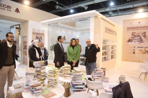 وزيرة الثقافة المصرية تتفقد أجنحة معرض القاهرة الدولي للكتاب قبيل افتتاحه - اليوم