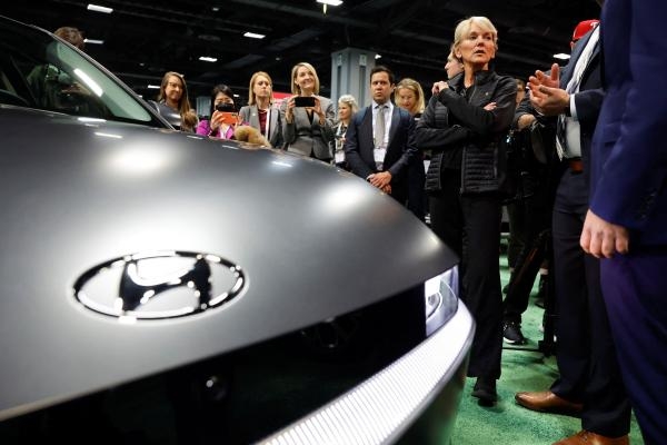وزيرة الطاقة الأمريكية جينيفر جرانهولم تشاهد سيارة هيونداي أيونك 5 كهربائية في زيارة لمعرض واشنطن للسيارات في واشنطن- رويترز