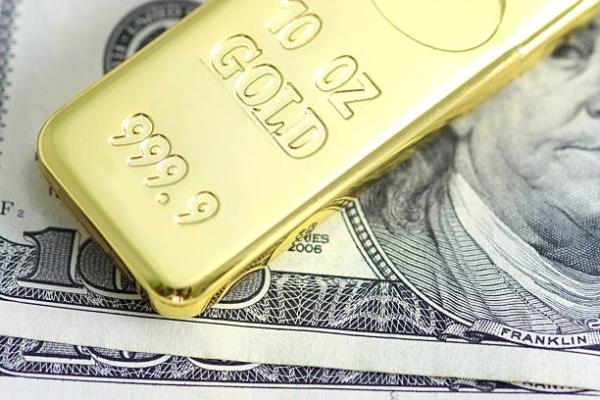 وسط ترقب المستثمرين للبيانات الأمريكية.. تراجع الذهب مع ارتفاع الدولار
