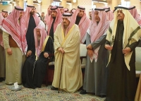 أمير الرياض يؤدّي صلاة الميت على والدة الأمير فيصل بن مشاري بن محمد