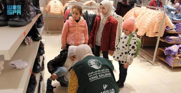 توزيع الكسوة الشتوية على اللاجئين والأسر الفقيرة في لبنان - واس