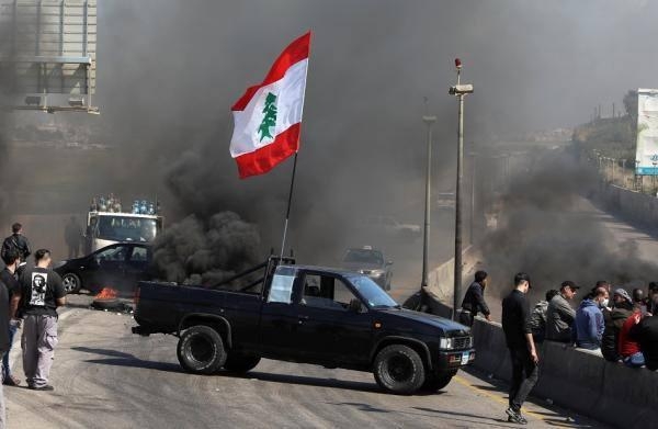 لبنانيون يحتجون على تردي الأوضاع الاقتصادية أمس - رويترز