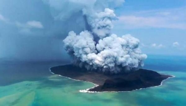 بركان على جزيرة هونج تونجا - مشاع إبداعي
